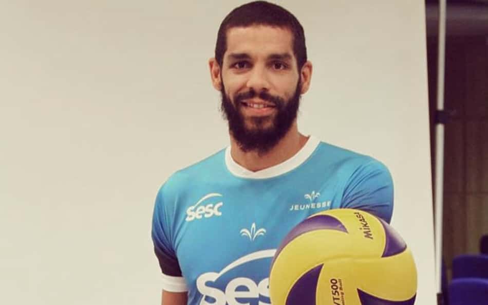 Wallace inicia desafio e jogadores da Seleção Brasileira de vôlei raspam a barba contra o coronavírus
