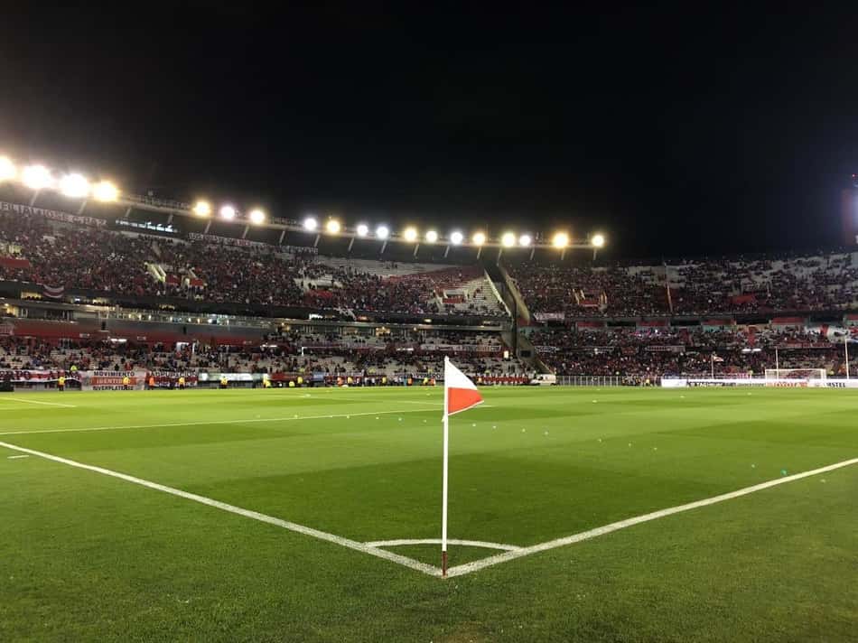 Gramado do Monumental de Núñez resiste bem as fortes chuvas na Argentina