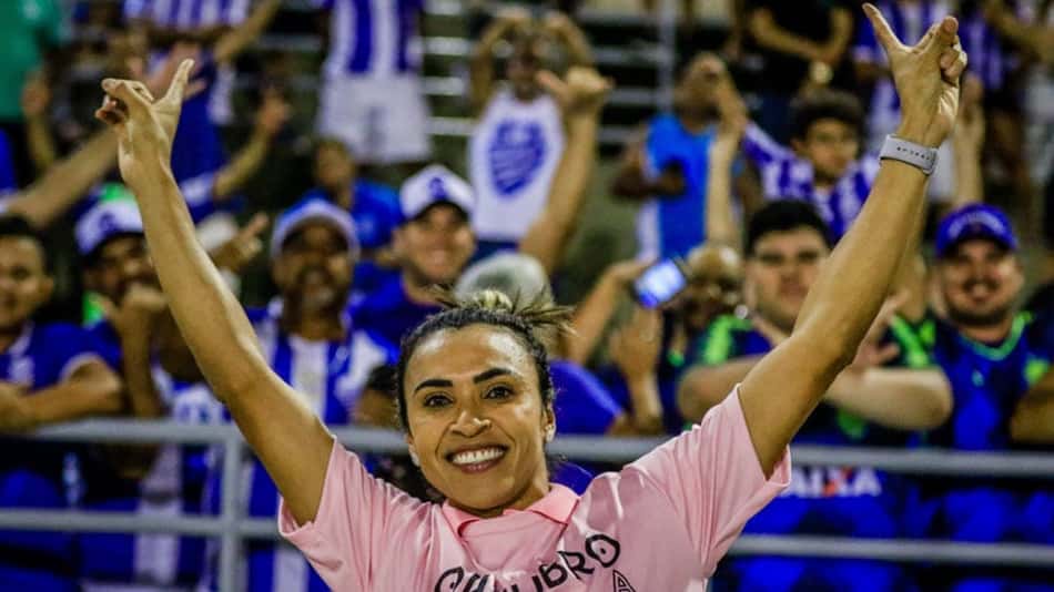 Marta homenageada - CSA x Brasil de Pelotas