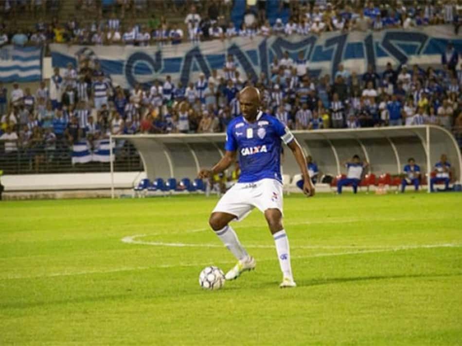 Zagueiro do CSA relata a tentativa de manter forma física em meio a paralisação