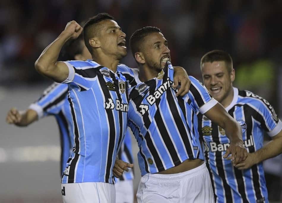 Herói improvável, Michel vibra com o gol: 'É gratificante'