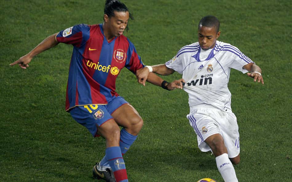 O último El Clasico sem Messi e Cristiano Ronaldo aconteceu em dezembro de 2007, no Camp Nou. Vitória merengue com gol do brasileiro Júlio Baptista. Sob o comando do técnico holandês Frank Rijkaard, o Barcelona entrou em campo com Valdés; Puyol, Rafa Márquez, Milito e Abidal; Yaya Touré, Xavi Hernandez, Iniesta e Deco; Eto’o e Ronaldinho Gaúcho. Já o Real Madrid, treinado pelo alemão Bernd Schuster, foi a campo com Casillas; Sergio Ramos, Pepe, Cannavaro e Heinze; Diarra, Júlio Baptista, Sneidjer e Robinho; Van Nistelrooy e Raúl. LANCE! mostra como era o mundo há 11 anos.