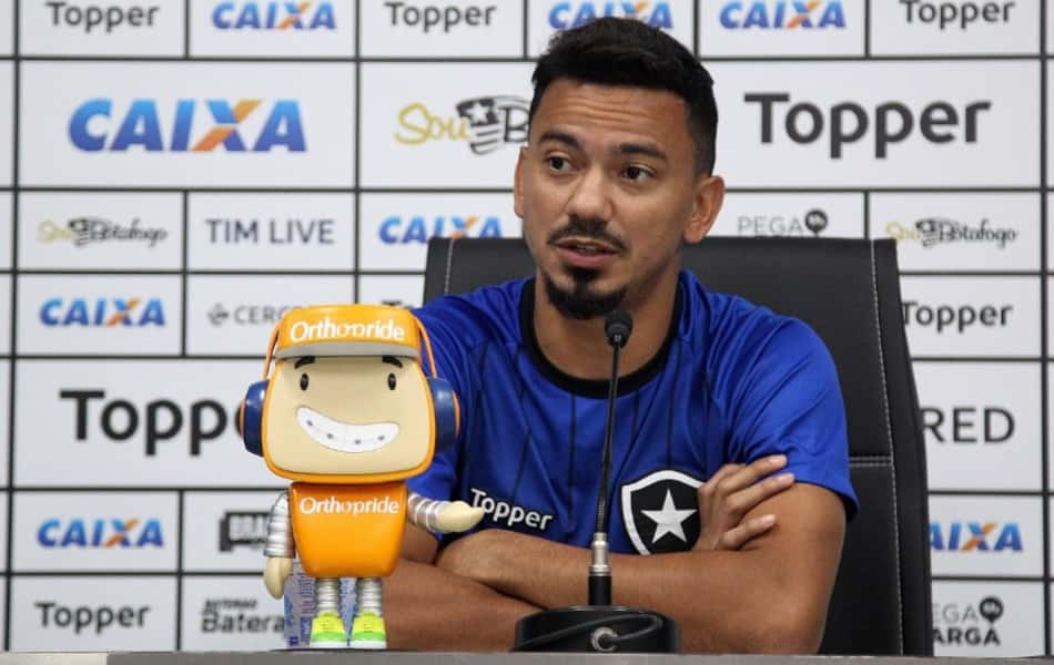 Lindoso cita cobranças injustas, mas chama a responsabilidade: 'Quero que venham pela minha experiência'
