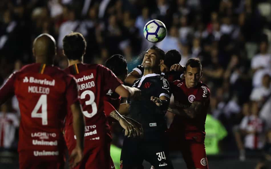 No duelo marcado por polêmicas no apito, o Internacional ficou no empate com o Vasco na noite desta sexta-feira, em São Januário. Jonatan Álvez abre o placar para os gaúchos, mas Maxi López, de pênalti, igualou o marcador. Os destaques do Colorado estiveram na defesa, com Marcelo Lomba e Rodrigo Moledo. Confira, a seguir, as notas do LANCE! (Por Sergio Santana - sergiosantana@lancenet.com.br)