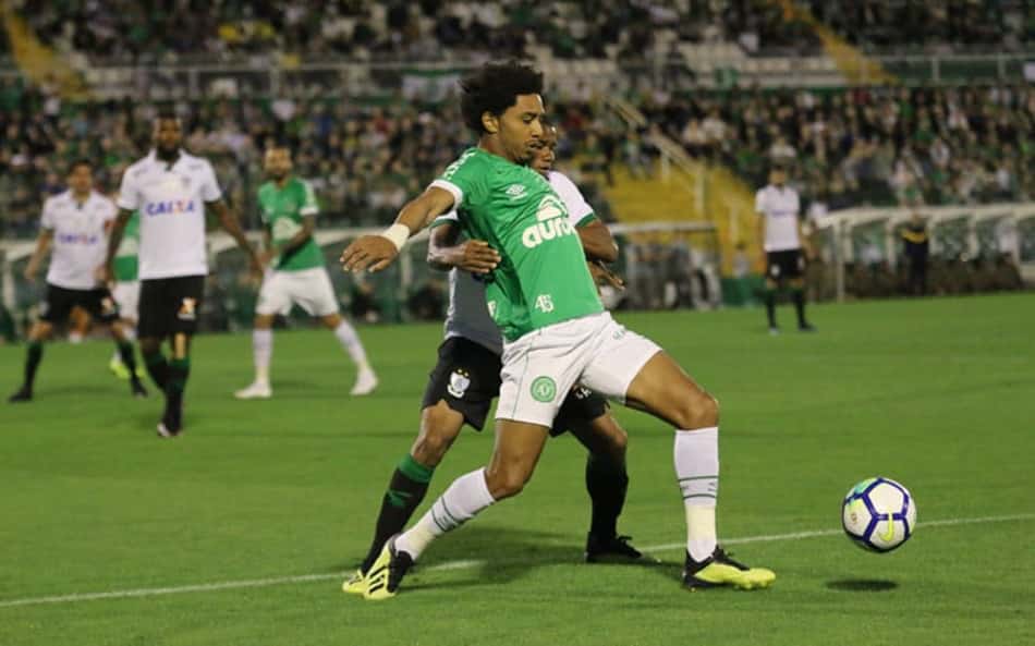Chape vence o América-MG, não sai do Z4, mas ganha fôlego no BR