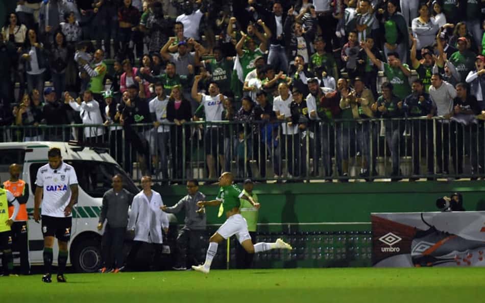 Confusão marca saída de campo de Chapecoense e América-MG