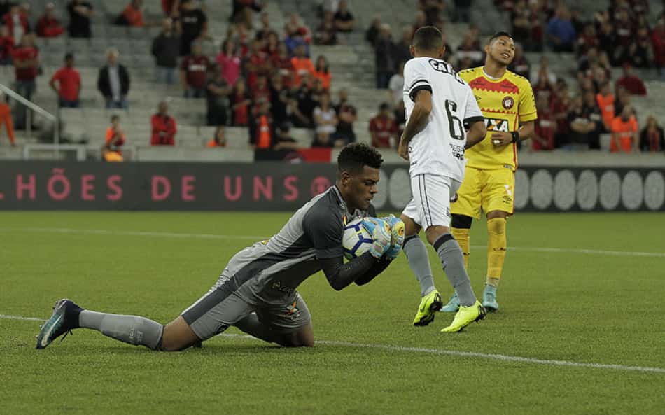 O Botafogo enxerga a zona da degola do Campeonato Brasileiro de mais perto. Apesar de ter saído na frente neste sábado, o Glorioso não conseguiu resistir a pressão do Atlético-PR, que cresceu na etapa final e conseguiu fazer o dever de casa. Quem não teve uma noite feliz foi o goleiro Saulo, que deu vacilo nos gols dos rivais. Além dele, o sistema defensivo também ficou devendo. Confira, a seguir, as notas do L! (Por Vinícius Britto - reporterbota@lancenet.com.br)<br>