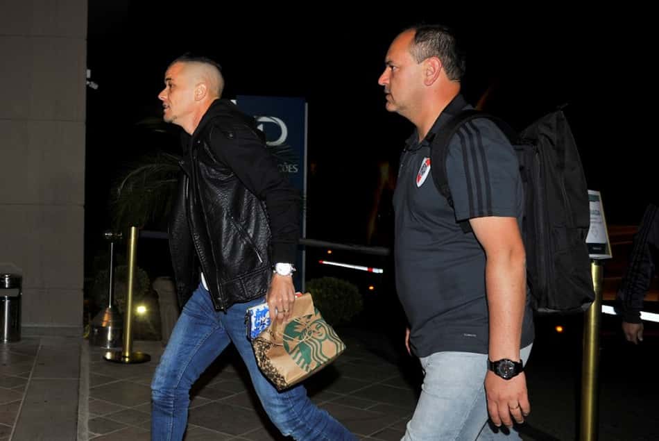 River Plate chega a Porto Alegre e é recebido por D'Alessandro