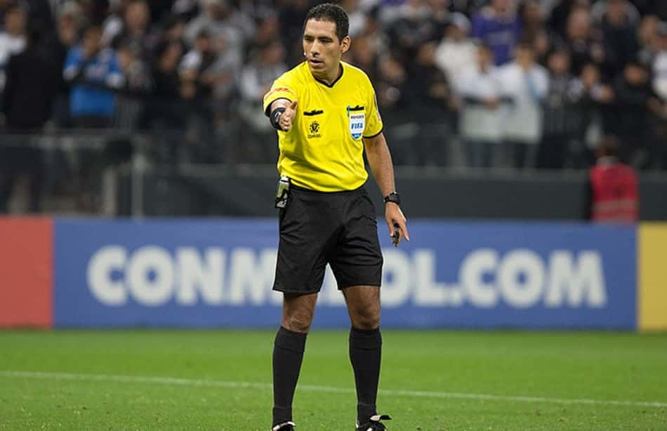 Árbitro que chefiará o VAR na final da Libertadores faz elogios ao River