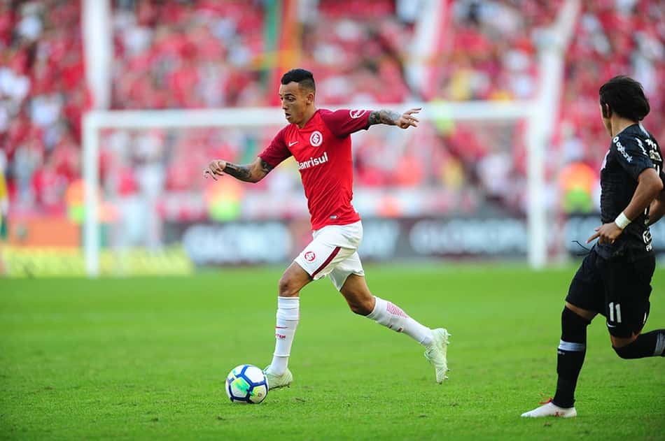 No Internacional, lateral tenta fugir de polêmica envolvendo arbitragem