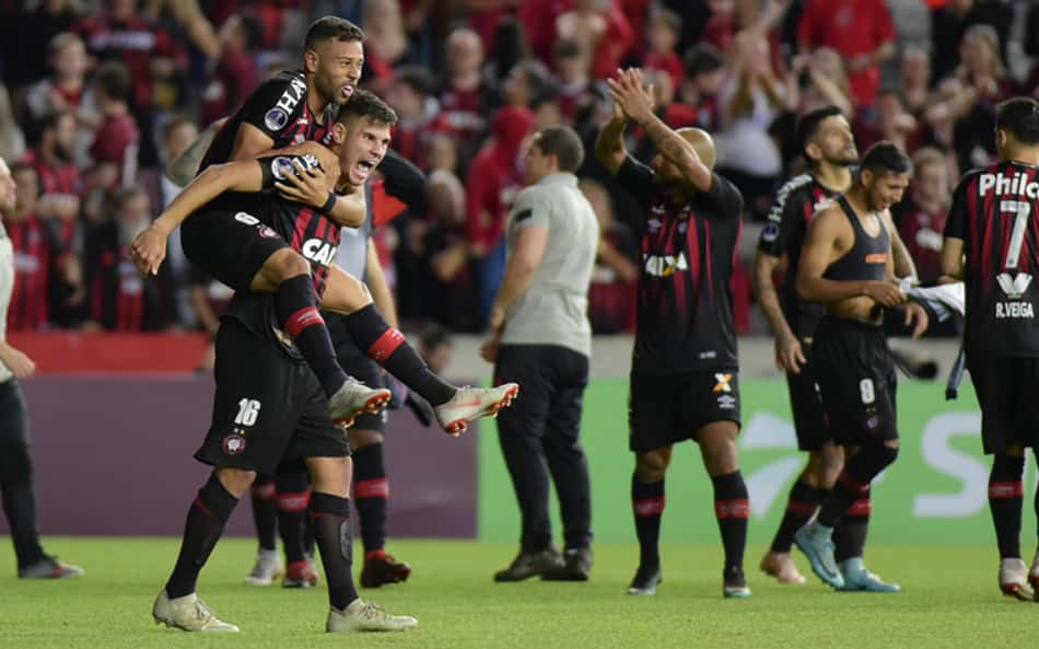Nos pênaltis, Furacão bate o Bahia e pega o Fluminense na Sul-Americana