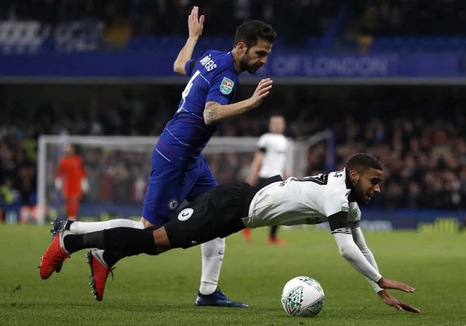 Em fim de contrato no Chelsea, Fábregas entra no radar do Milan