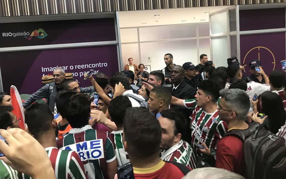 Confira imagens da chegada da delegação do Fluminense ao Rio