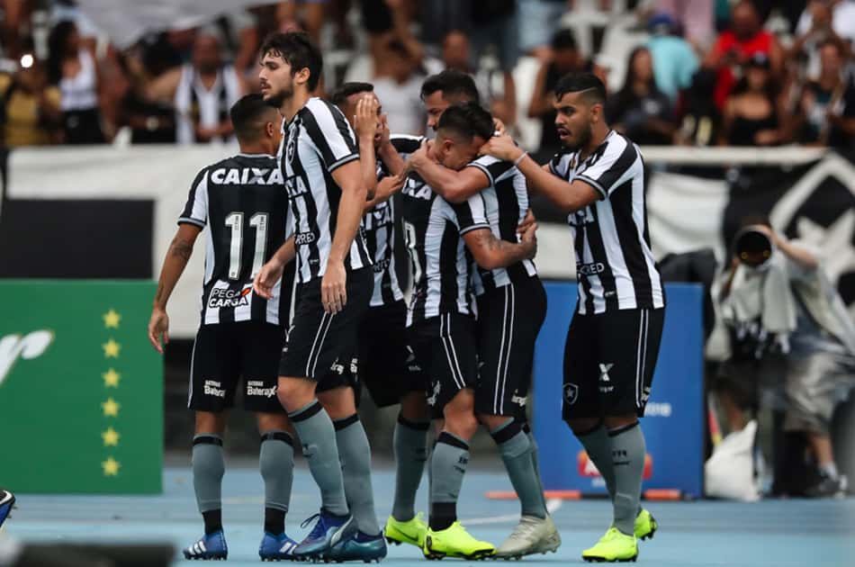 Botafogo defende marca de oito anos em duelo contra o Corinthians