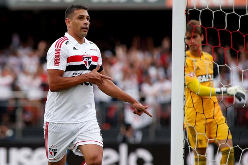 Mesmo após as eleições presidenciais estarem definidas, o tema segue forte na pauta dos esportistas. Diego Souza homenageou o presidente eleito, Jair Bolsonaro, após marcar um gol no empate em 2 a 2 com o Flamengo, no Morumbi. O atacante prestou continência, fez um gesto de arma com as mãos e mencionou 'capitão' ao comemorar. Confira a seguir outros nomes que se posicionaram a favor do político!