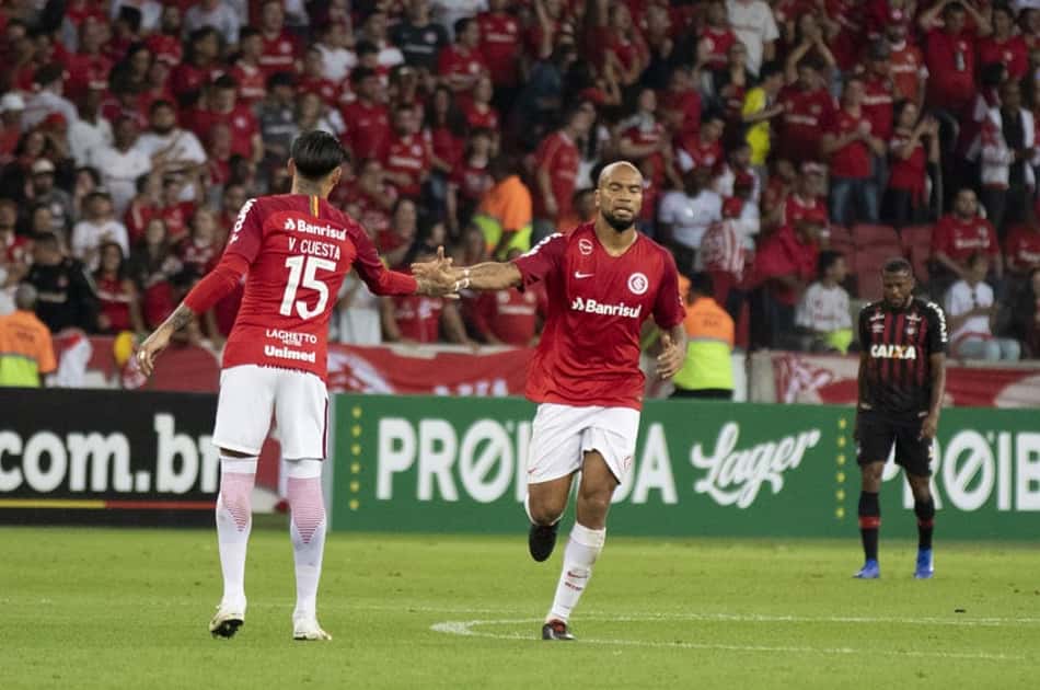 Com pênalti polêmico no fim, Inter vence de virada e é vice-líder