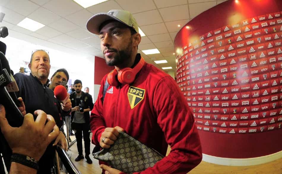 Nenê comenta situação de Rodrigo Caio e vê pressão como algo 'normal'