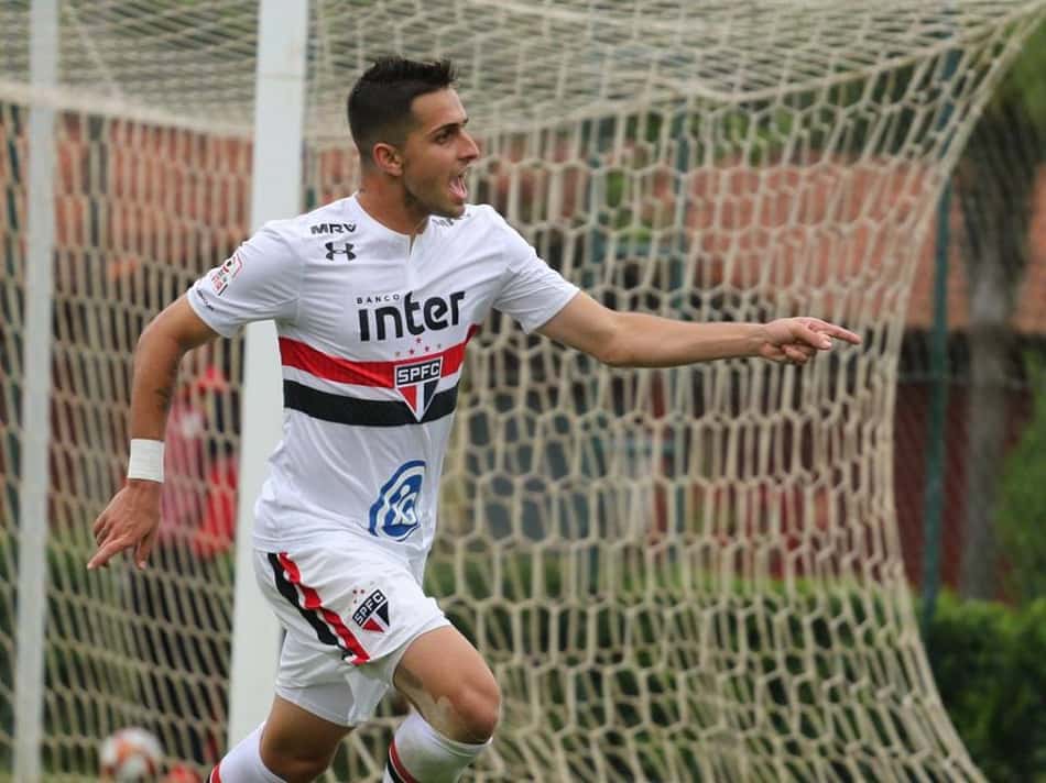 Bortoluzo tem propostas, mas segue com futuro indefinido no São Paulo