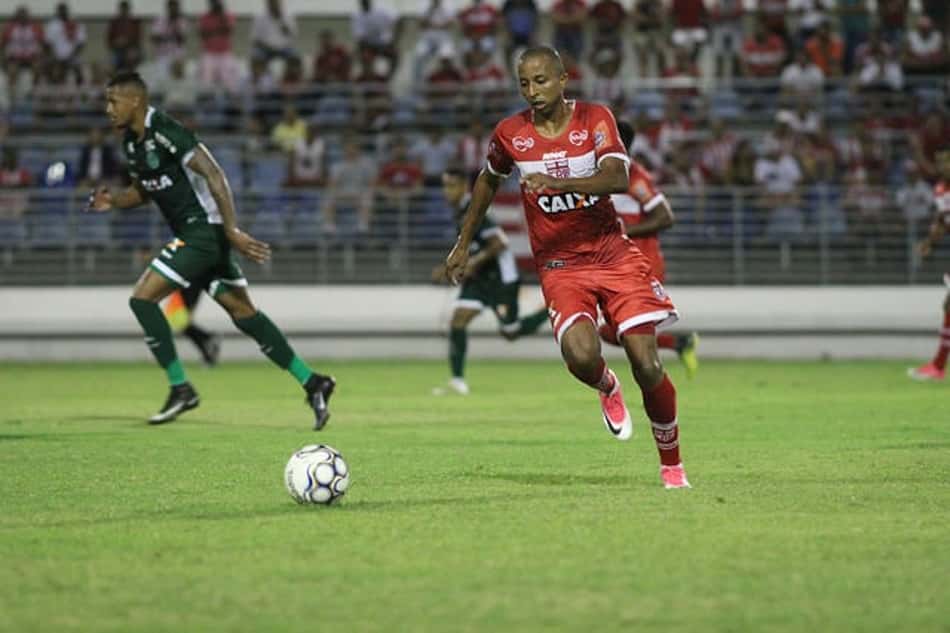 Willians Santana acerta retorno ao CRB após passagem pelo futebol do Catar