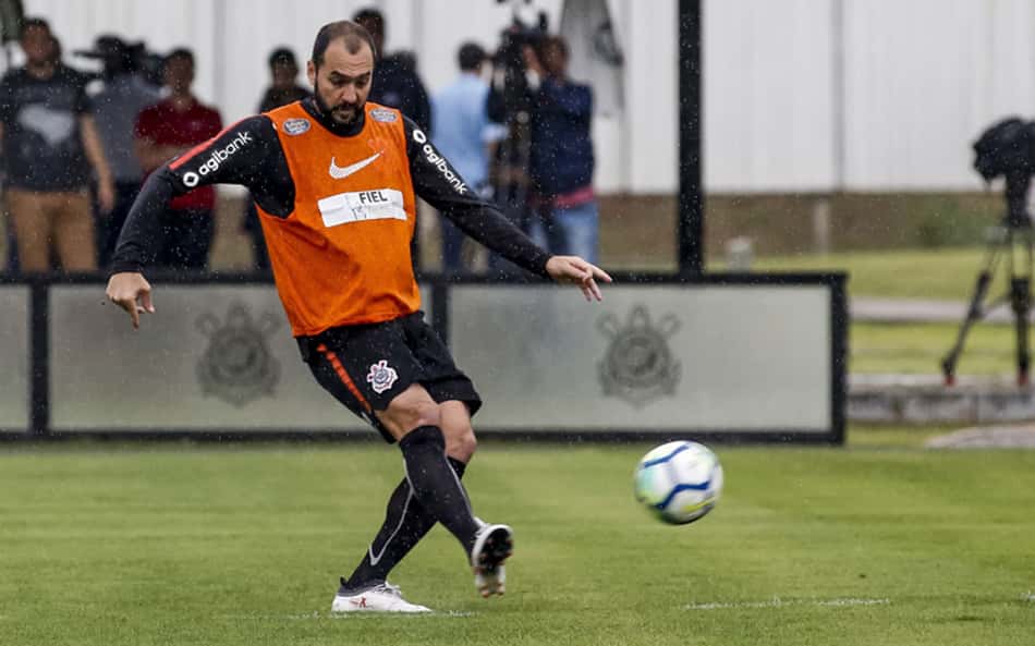 Jair fala em tratar situação de Danilo 'com muito carinho' no Corinthians
