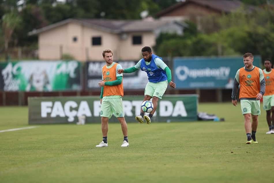 Júnior Santos pede foco da Chape na reta final do Brasileirão