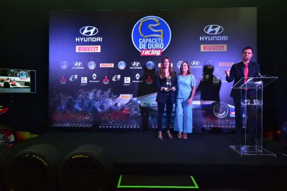Ayrton Senna é homenageado na premiação do Capacete de Ouro