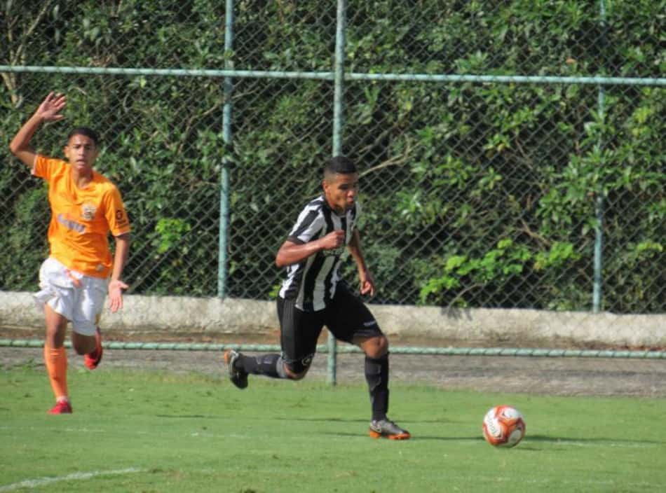 Sub-16: lateral-esquerdo Breno ganha destaque no Bota pela regularidade