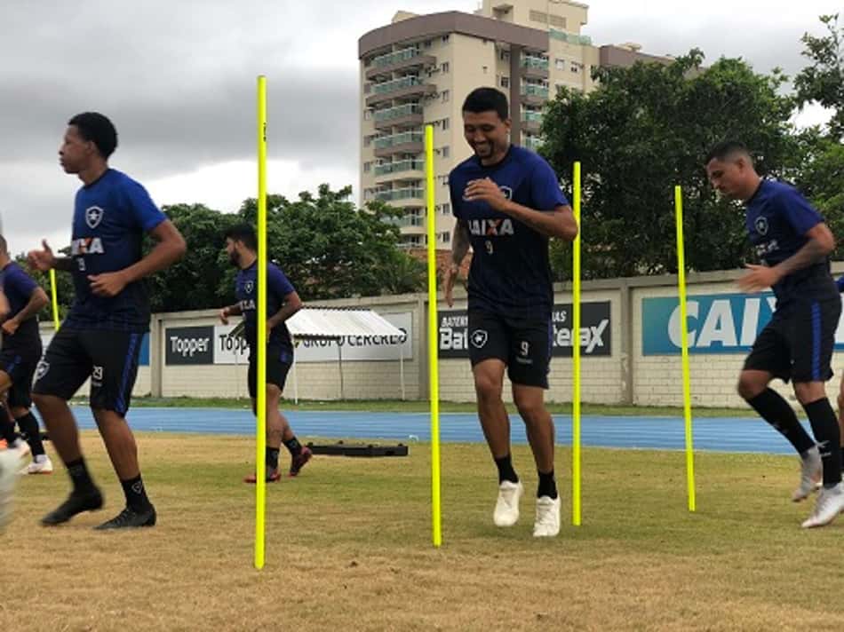 Com Kieza e João Paulo em campo, Botafogo volta ao trabalho no Niltão