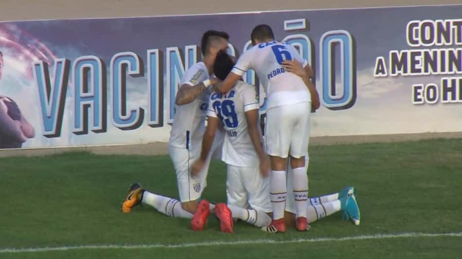 Em jogo de duas expulsões, Avaí sofre, mas ganha do CSA e vira vice-líder