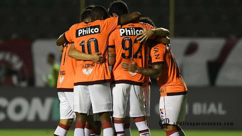 Atlético-PR ganha a 1ª como visitante e afunda mais o Vitória no Brasileiro