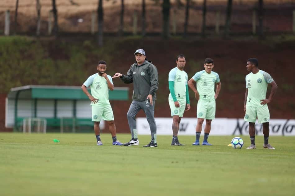 Claudinei não define esquema para jogo decisivo contra o São Paulo