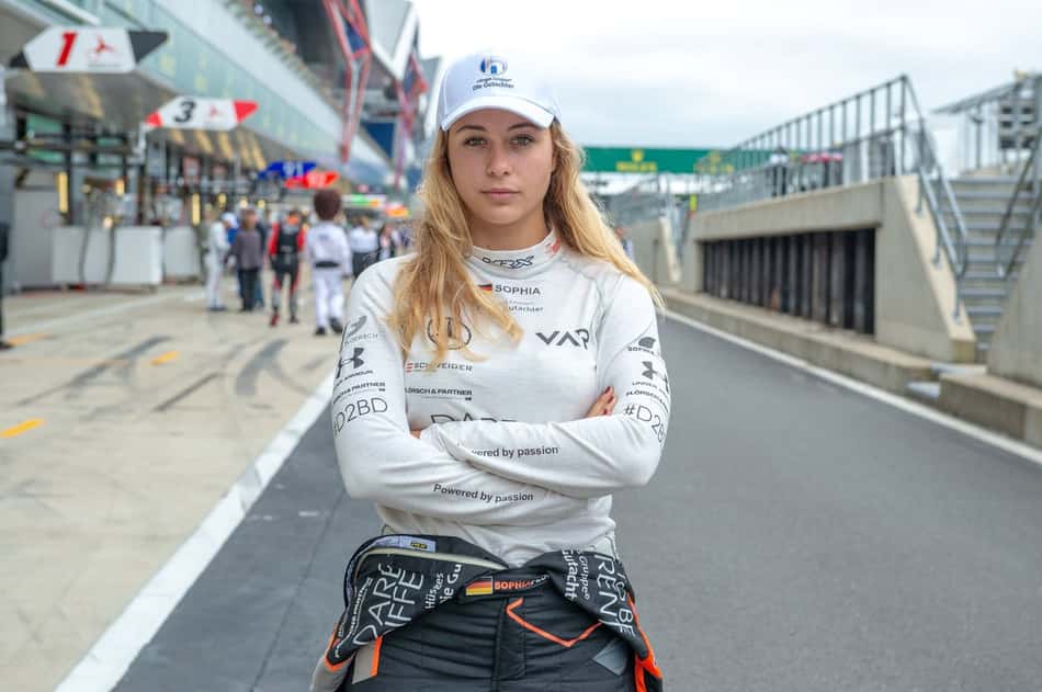 Sophia Floersch será submetida a cirurgia após fratura de coluna no acidente em Macau