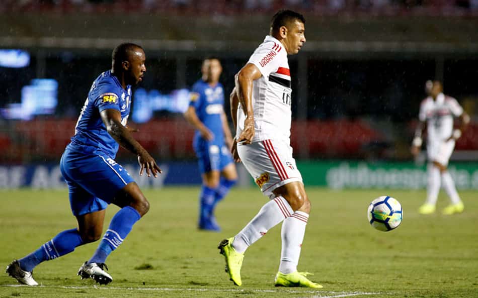 O São Paulo derrotou o Cruzeiro por 1 a 0, no Morumbi, e se manteve na briga com o Grêmio por um lugar no G4 do Brasileirão; Autor do gol do triunfo, Diego Souza foi o destaque da partida.(notas por Vitor Chicarolli) 