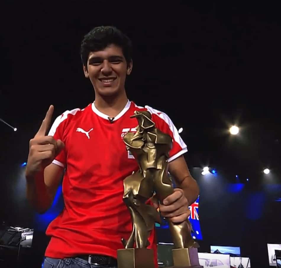 Em Mônaco, Igor Fraga é campeão mundial da "GT Sport Nations" e recebe prêmio de Lewis Hamilton