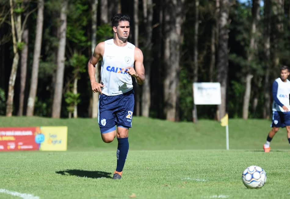 Paraná encaminha acerto com zagueiro do Palmeiras