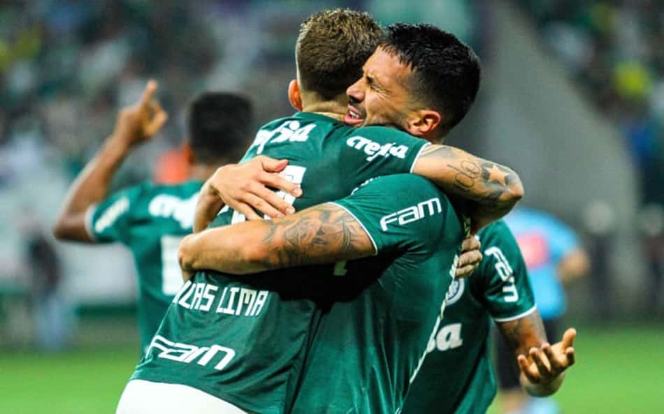 Jogadores comemoram gol no Allianz 