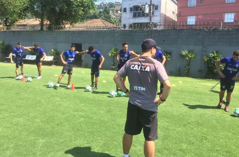 Botafogo treina em Santos antes de retornar para garantir 'férias' antecipada