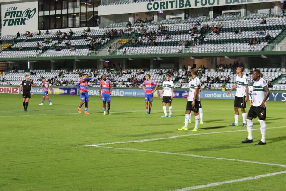 Alecsandro brilha e Coritiba derrota o Fortaleza