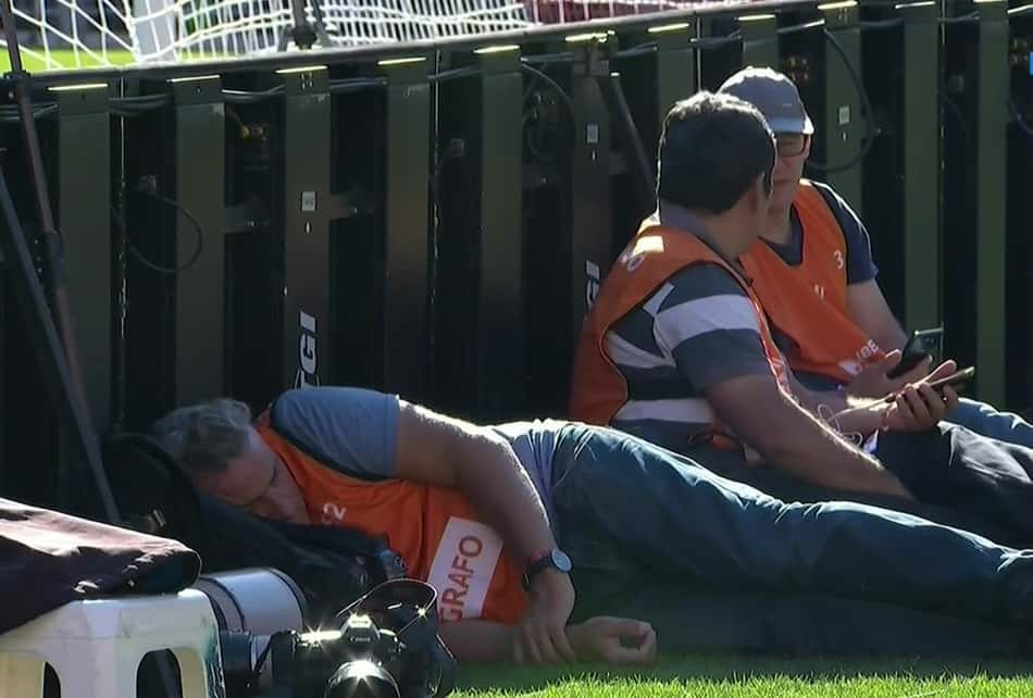 Fotógrafo é flagrado tirando um "cochilo" aguardando a final da Libertadores