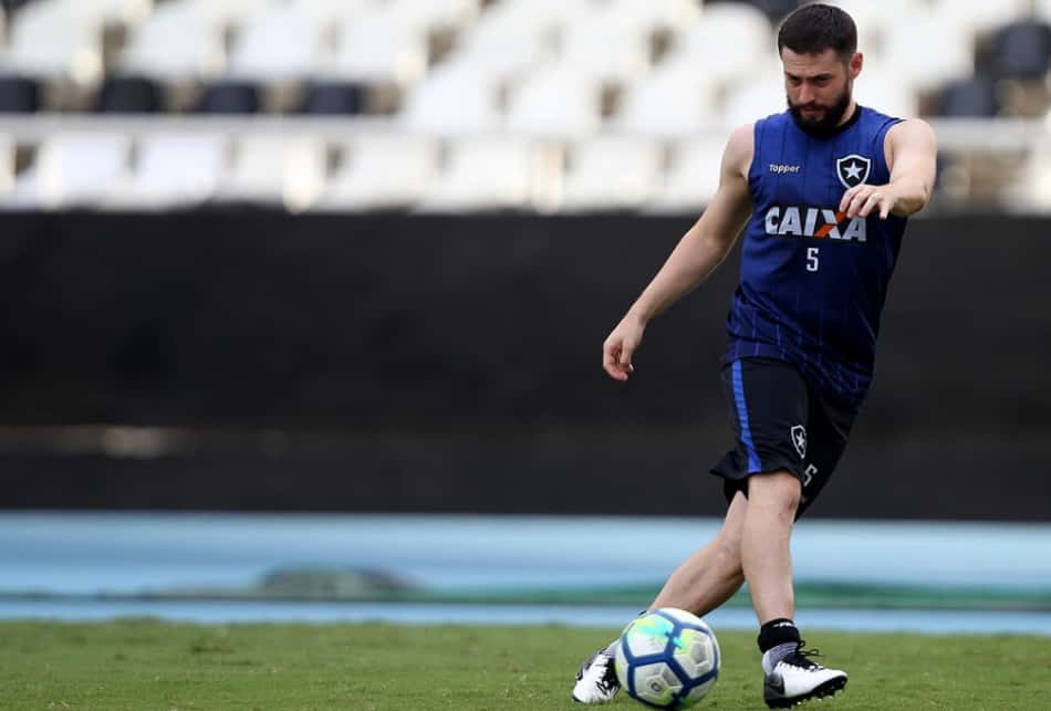 Botafogo encaminha a renovação do contrato de João Paulo