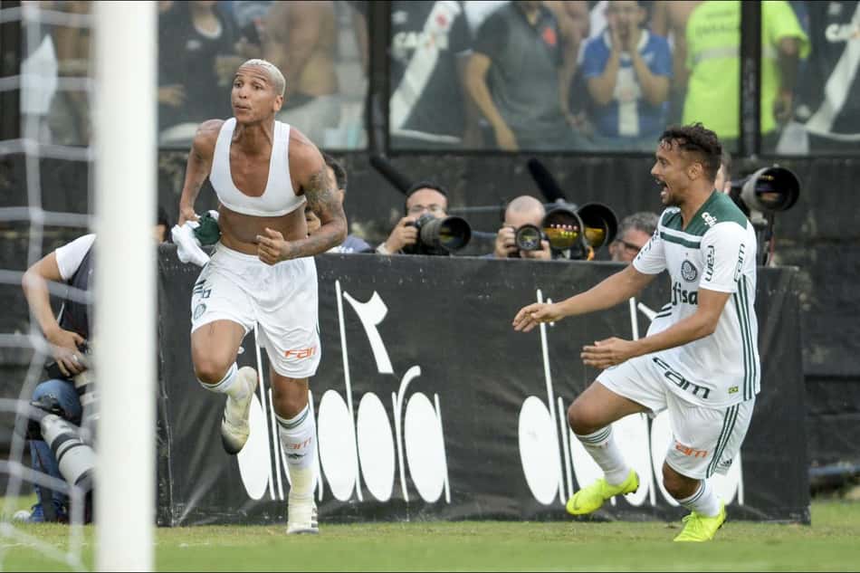 Deyverson foi um dos grandes personagens da marcante temporada alviverde. Autor do gol da vitória sobre o Vasco, que garantiu o título, ele foi protagonista de lances bizarros, curiosos e inesperados, o atacante levou os internautas à loucura durante os jogos do Verdão de 2018. O LANCE! separou os melhores momentos do jogador neste ano. Confira a seguir...