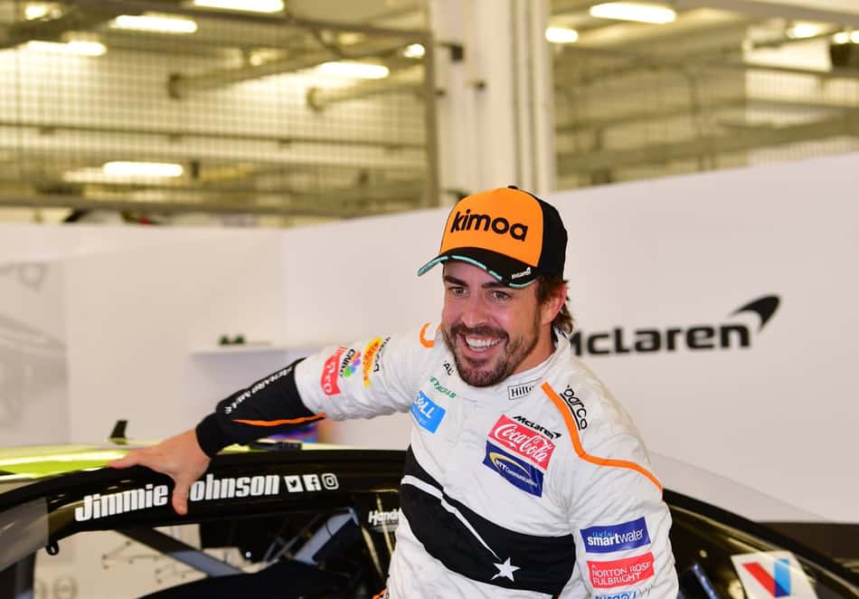 VÍDEO: Fernando Alonso testa NASCAR de Jimmie Johnson no Bahrain