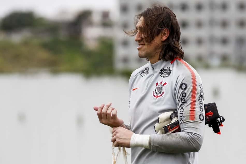 Recuperado, goleiro Cássio volta a treinar com luvas no Corinthians