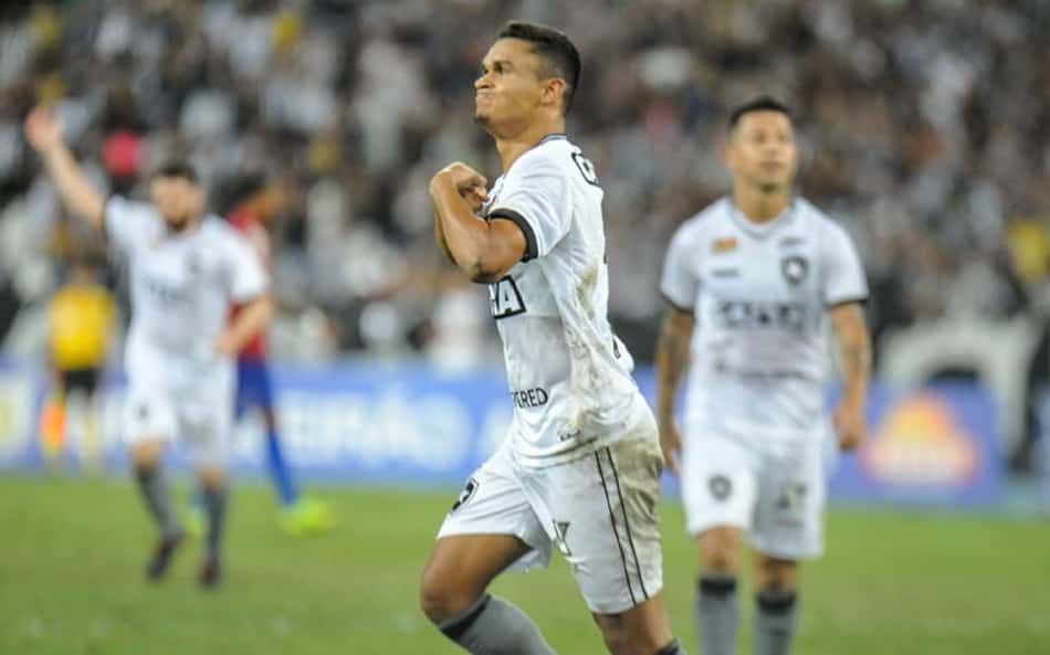 Botafogo ainda não desiste de Erik, Jean e Moisés para a temporada