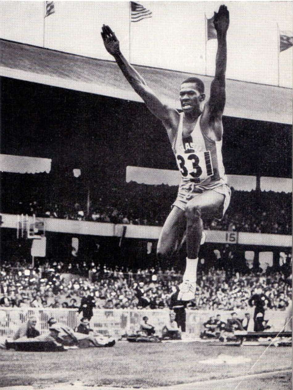 Adhemar Ferreira da Silva salta para ganhar o ouro em Melbourne-1956
