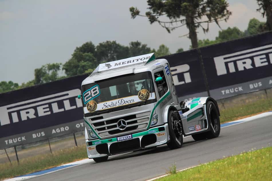 Marcada pela forte chuva em Curitiba, Dirani domina sexta-feira na Copa Truck