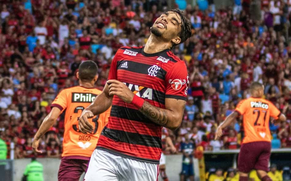 Flamengo sofre virada do Atlético-PR e termina o ano sob vaias da torcida