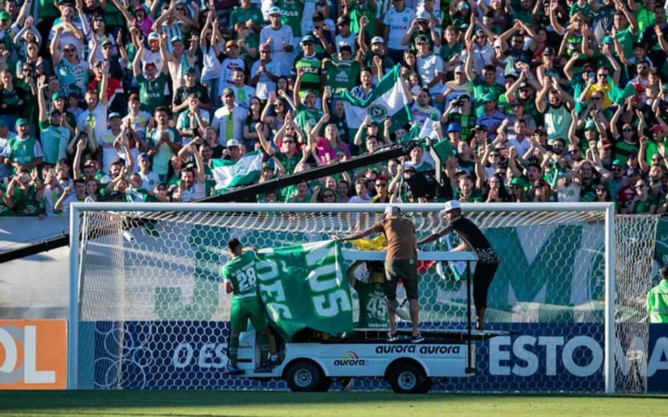 Follmann e Alan Ruschel repetem volta olímpica após Chape livrar Z-4