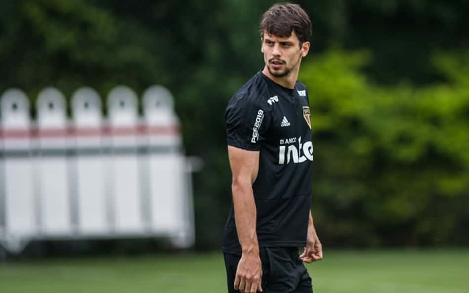 Em uma dura entrevista ao programa "No Ar com André Henning", do Esporte Interativo, Rodrigo Caio revelou uma rusga com Diego Aguirre e afirmou que não é mais tão são-paulino quanto antes: "Eu perdi muito dessa paixão. Acho que é normal quando você joga no seu time, mas também por tudo o que aconteceu. Isso é nítido". 