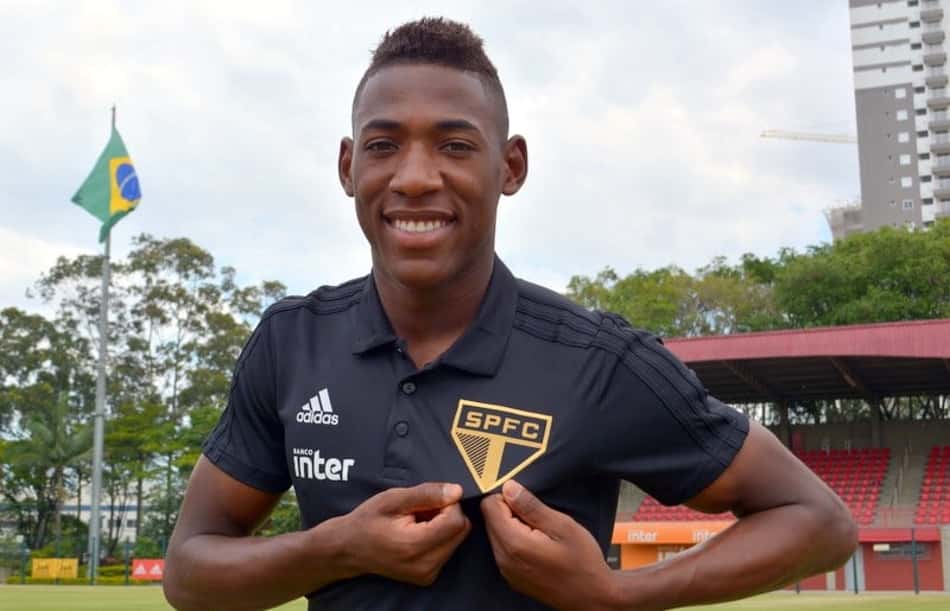 São Paulo oficializa a contratação do lateral-esquerdo Léo Pelé